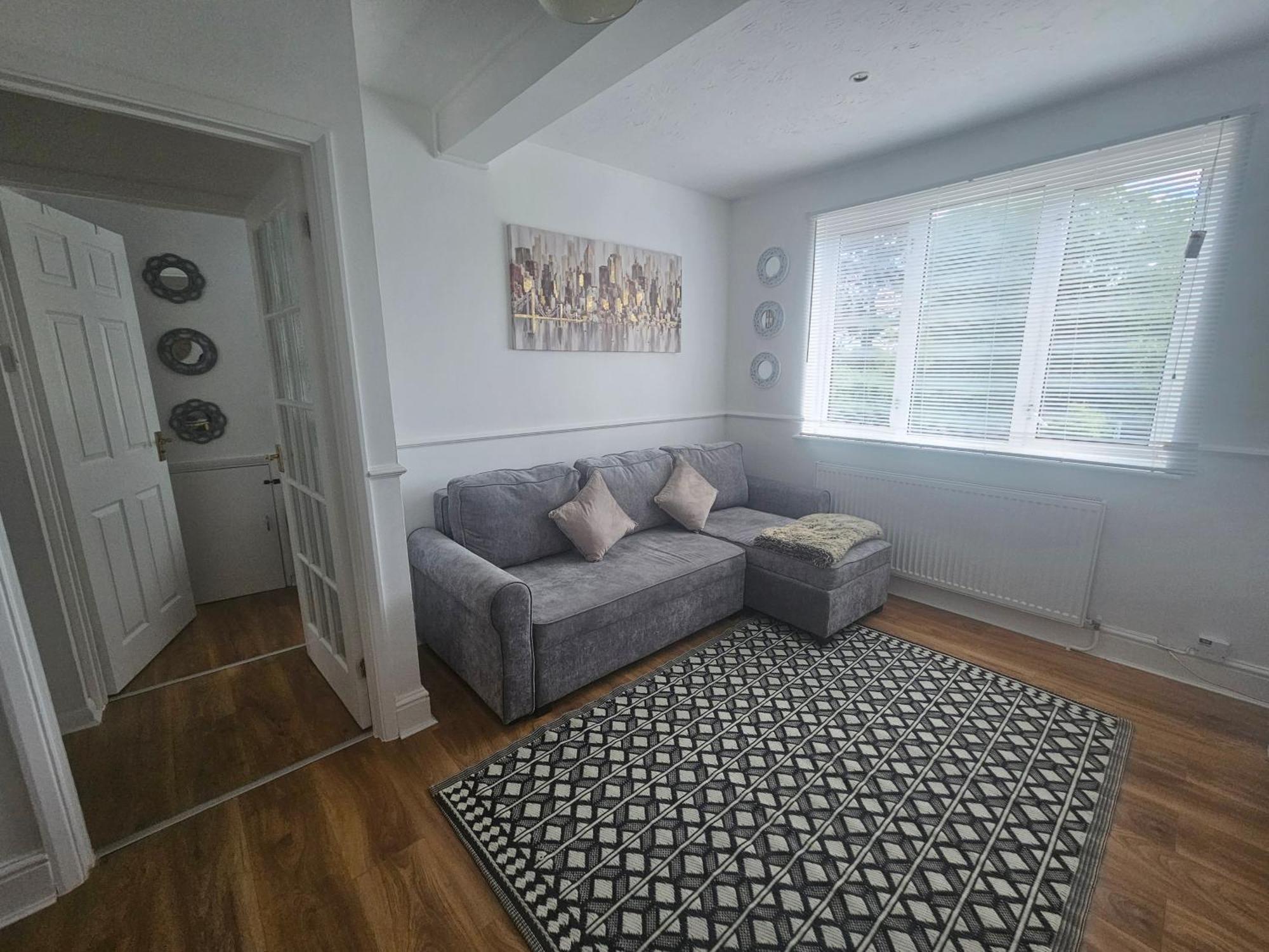 St Albans City Stays - Near Luton Airport - St Albans Abbey & City Train Station - Close To London- Harry Potter World - The Odyssey Cinema - Abbey Cathedral- Contractors I Business I Leisure- Sleeps Upto 6 People Exterior photo