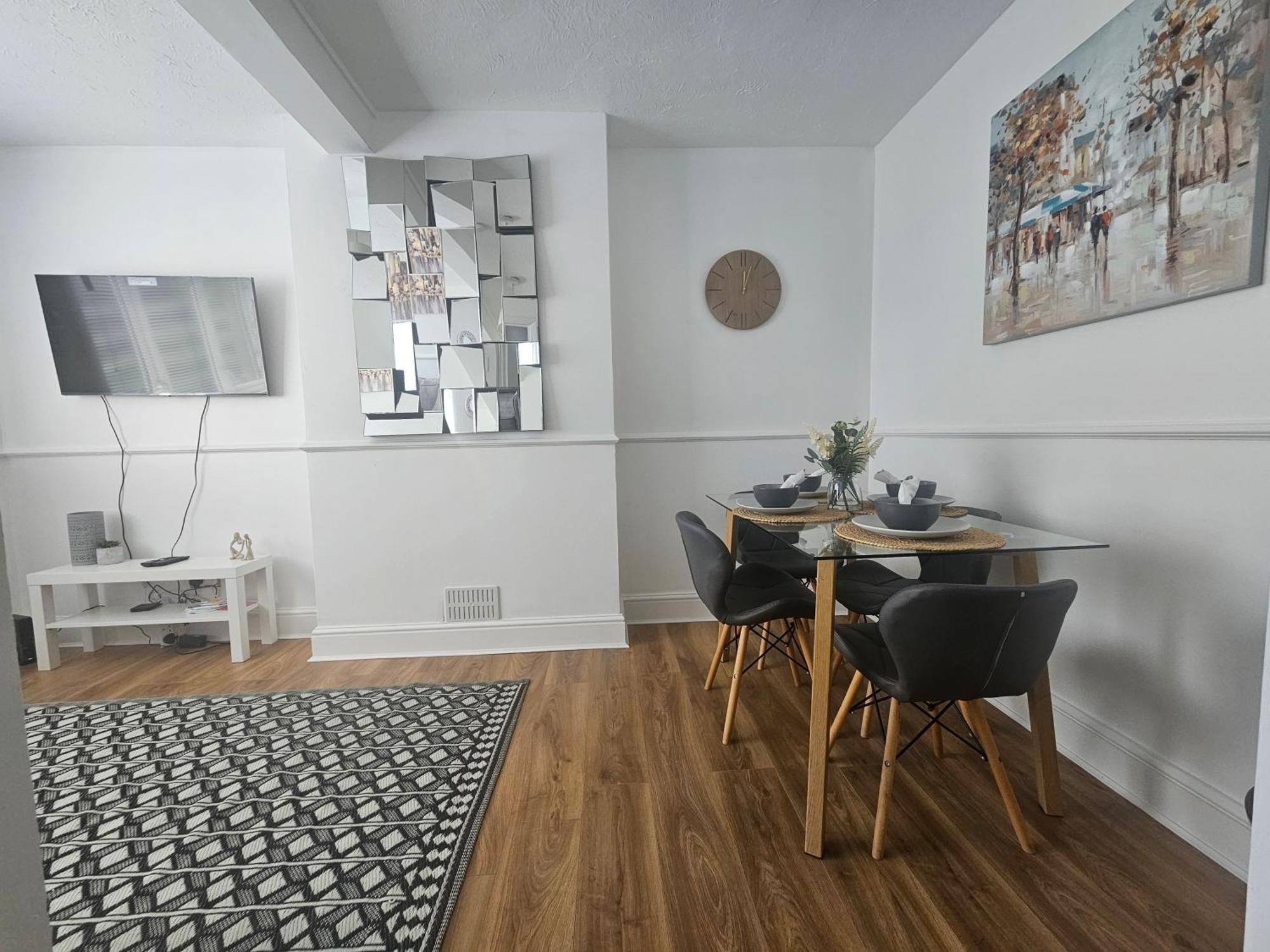 St Albans City Stays - Near Luton Airport - St Albans Abbey & City Train Station - Close To London- Harry Potter World - The Odyssey Cinema - Abbey Cathedral- Contractors I Business I Leisure- Sleeps Upto 6 People Exterior photo