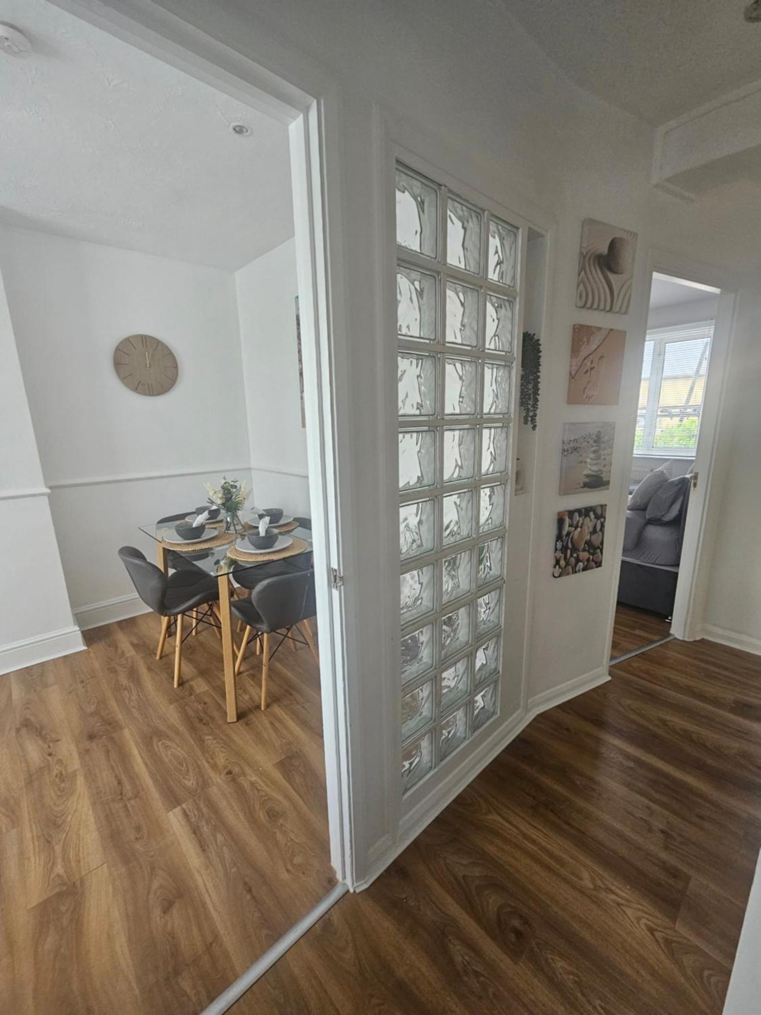 St Albans City Stays - Near Luton Airport - St Albans Abbey & City Train Station - Close To London- Harry Potter World - The Odyssey Cinema - Abbey Cathedral- Contractors I Business I Leisure- Sleeps Upto 6 People Exterior photo