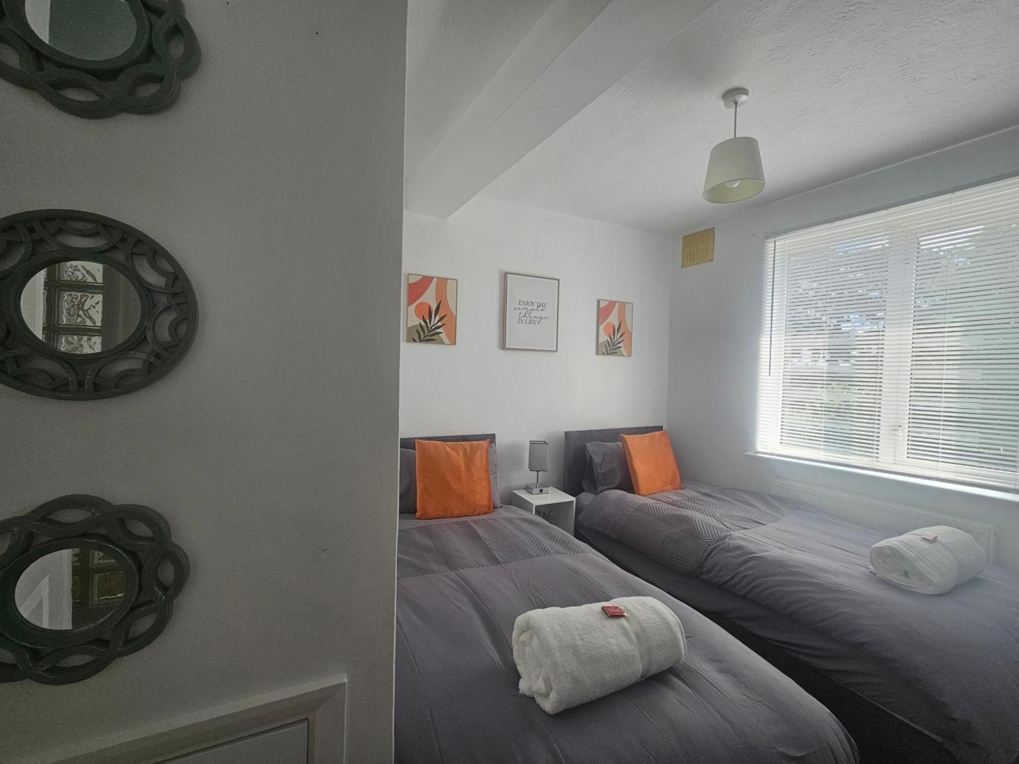 St Albans City Stays - Near Luton Airport - St Albans Abbey & City Train Station - Close To London- Harry Potter World - The Odyssey Cinema - Abbey Cathedral- Contractors I Business I Leisure- Sleeps Upto 6 People Exterior photo